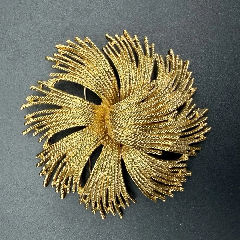 Monet Cordelia Brooch Gold Tone Starburst Twisted Rope Vintage Pin 3